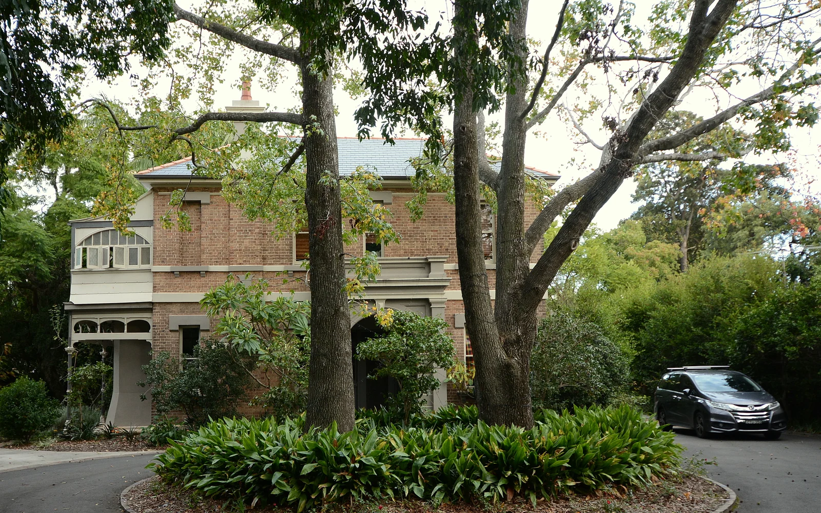 Ashfield character house — photo by Sardaka, CC BY-SA 3.0, via Wikimedia Commons; cropped and converted to WebP Character house on Bland Street in Ashfield, Sydney