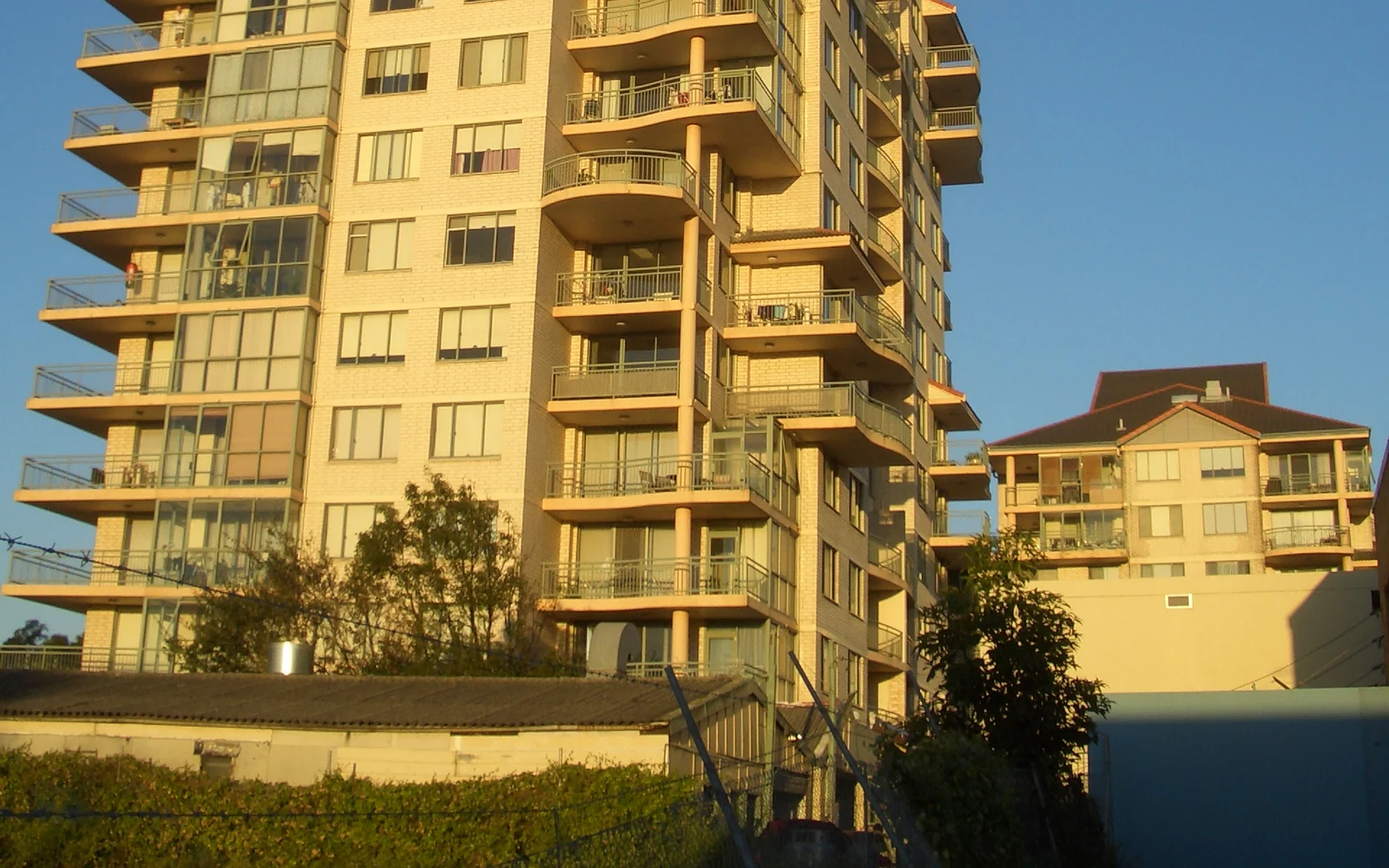 Hurstville Forest Road apartments — photo by J Bar, CC BY-SA 3.0, via Wikimedia Commons; cropped and converted to WebP Apartments on Forest Road in Hurstville, Sydney